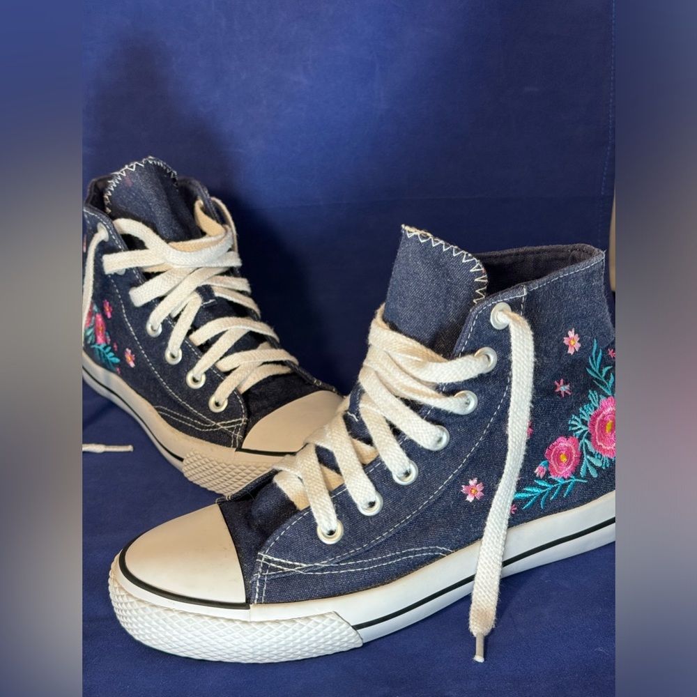 Airwalk 8.5 womens high top sneakers, EUC, denim with floral embroidery